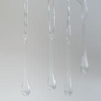 hängande glasdroppar